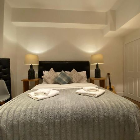Queen Street Boutique Suites EDI Exteriér fotografie A bedroom at the hotel
