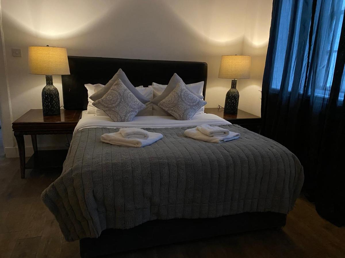Queen Street Boutique Suites EDI Exteriér fotografie A bedroom at the hotel