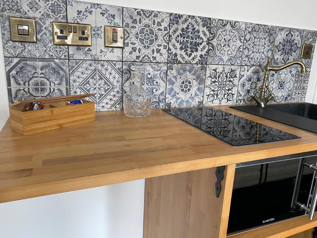 Queen Street Boutique Suites EDI Exteriér fotografie A kitchen in a micro apartment