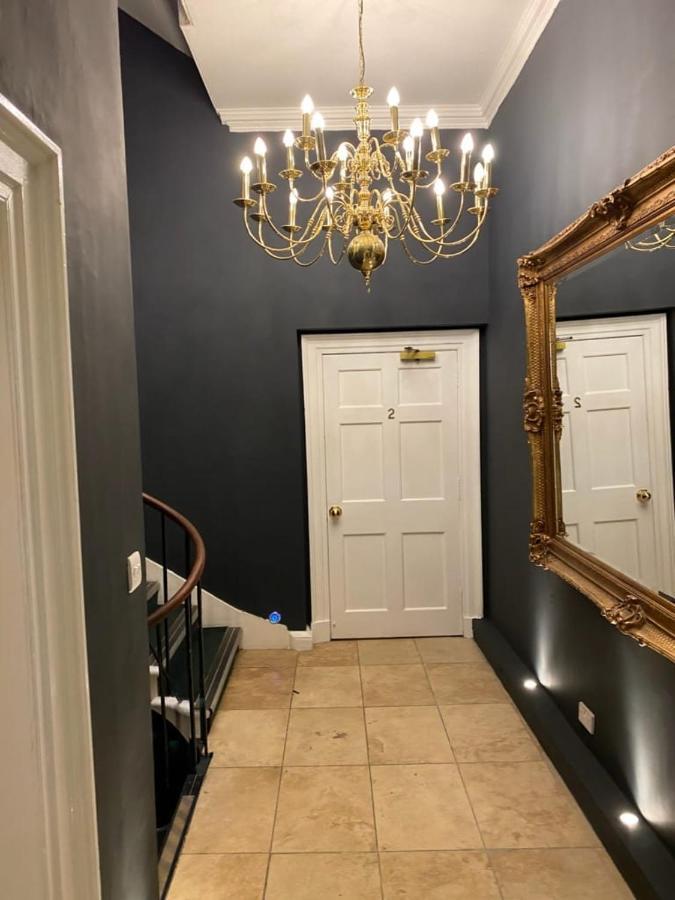Queen Street Boutique Suites EDI Exteriér fotografie The entrance to the house