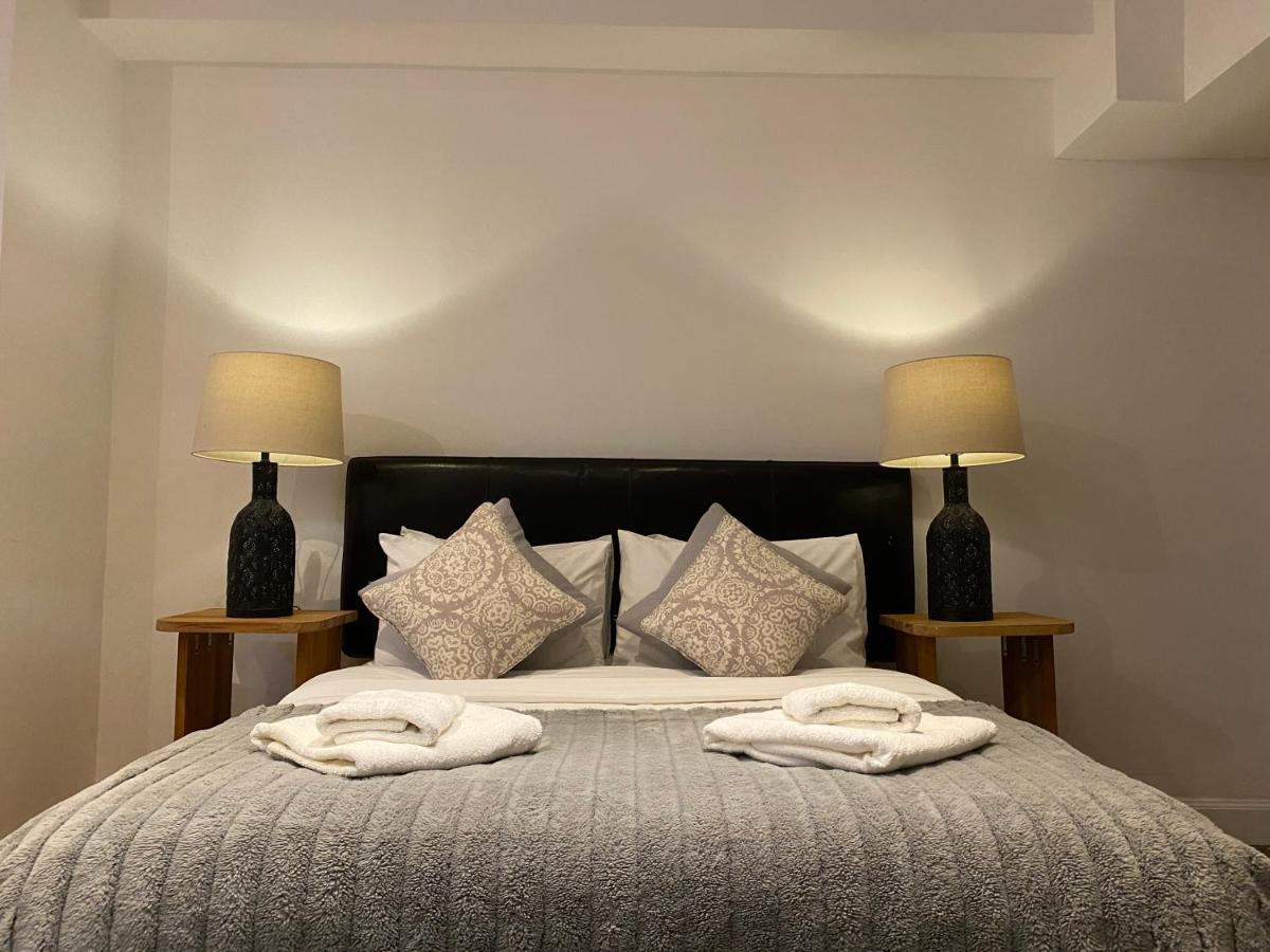 Queen Street Boutique Suites EDI Exteriér fotografie A bedroom at the hotel