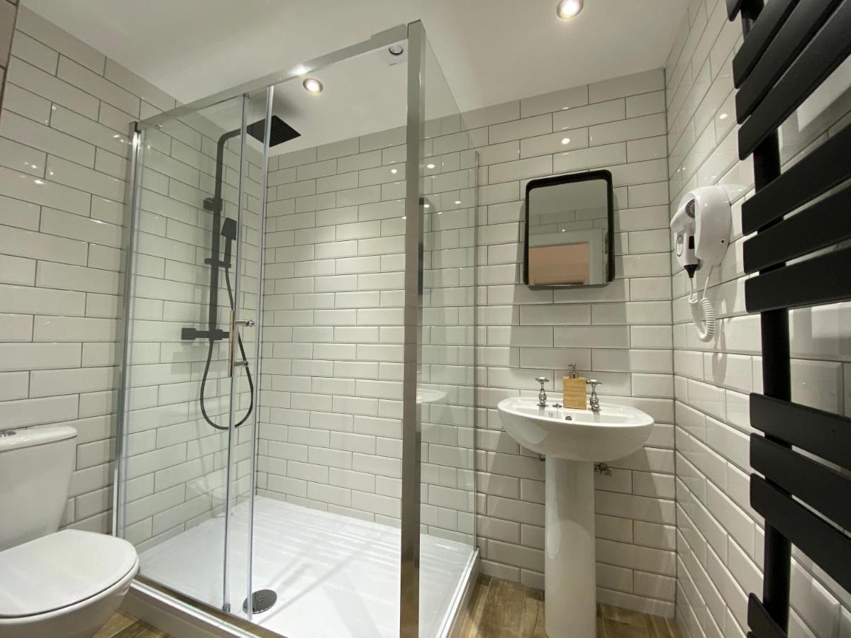 Queen Street Boutique Suites EDI Exteriér fotografie A shower cubicle
