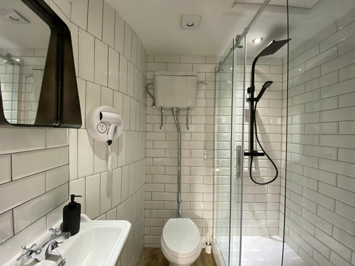 Queen Street Boutique Suites EDI Exteriér fotografie A wet room in a hotel