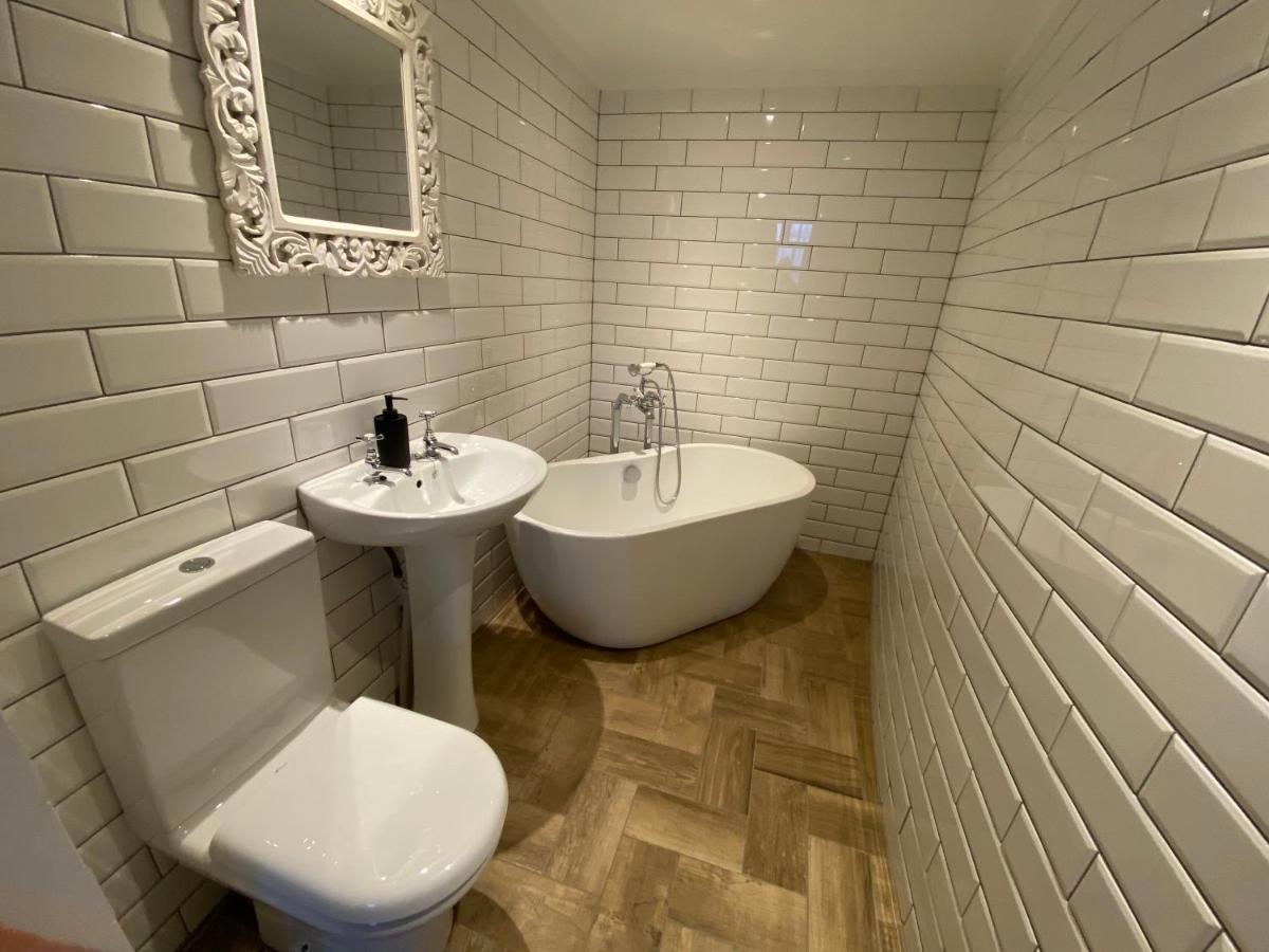 Queen Street Boutique Suites EDI Exteriér fotografie Bathroom with white metro tiles